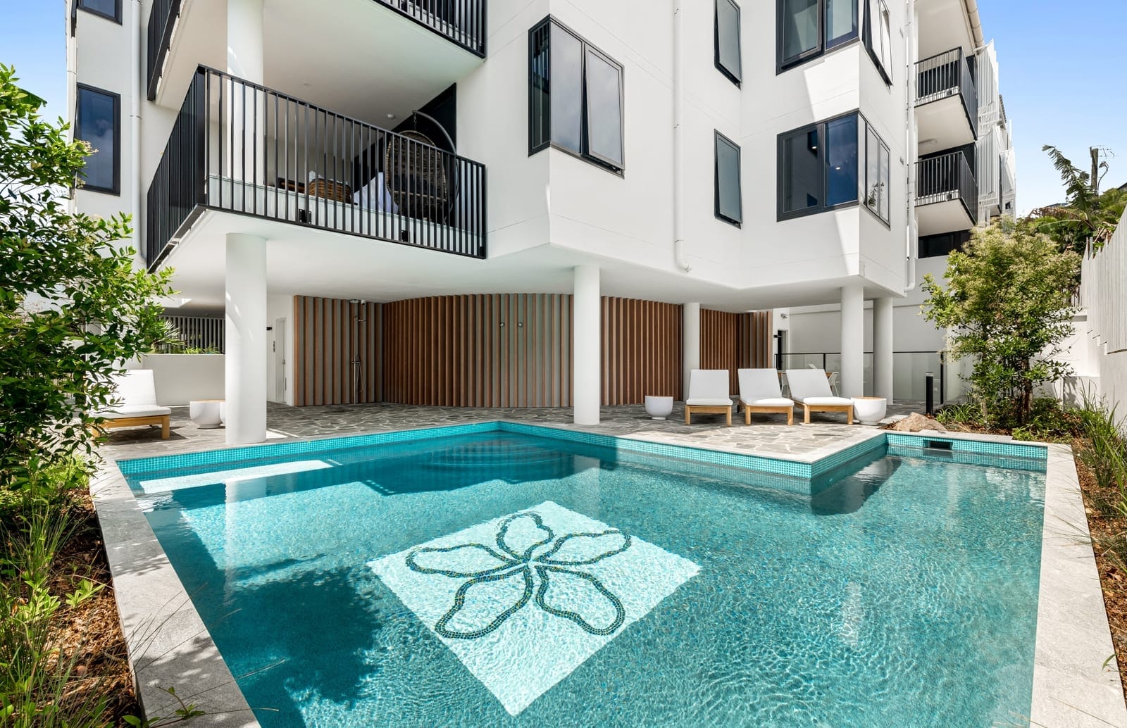 Bayside Elegance: Footsteps to Sand