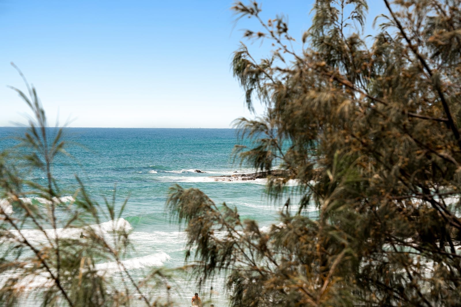 Bayside Elegance: Footsteps to Sand