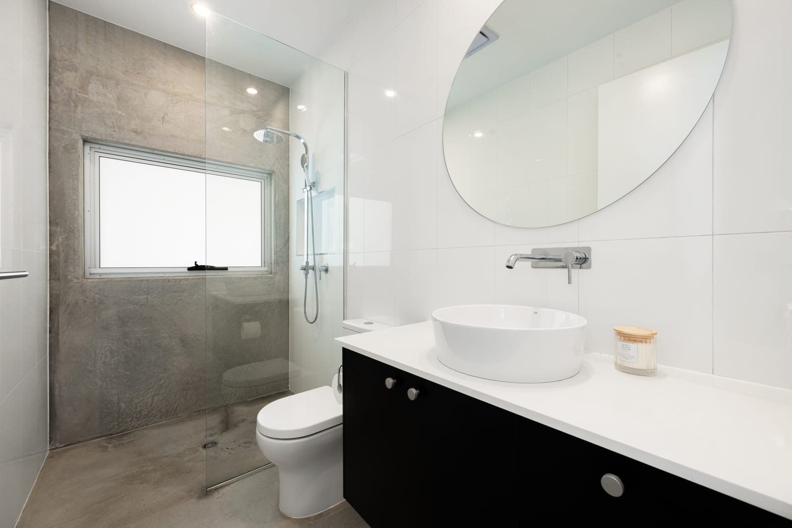 Designer Dual Living: Acreage Luxe with Views!