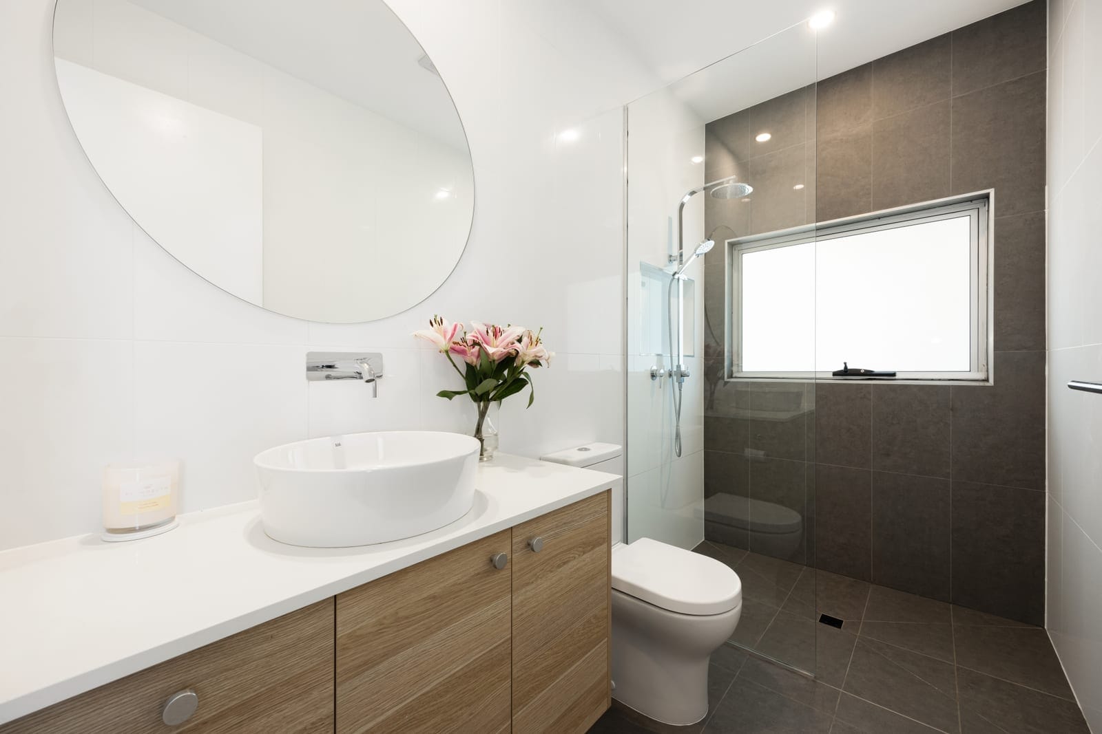Designer Dual Living: Acreage Luxe with Views!