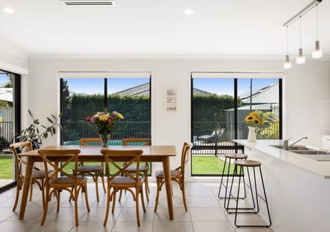Grand Spacious Family Entertainer + Large Swimming Pool!