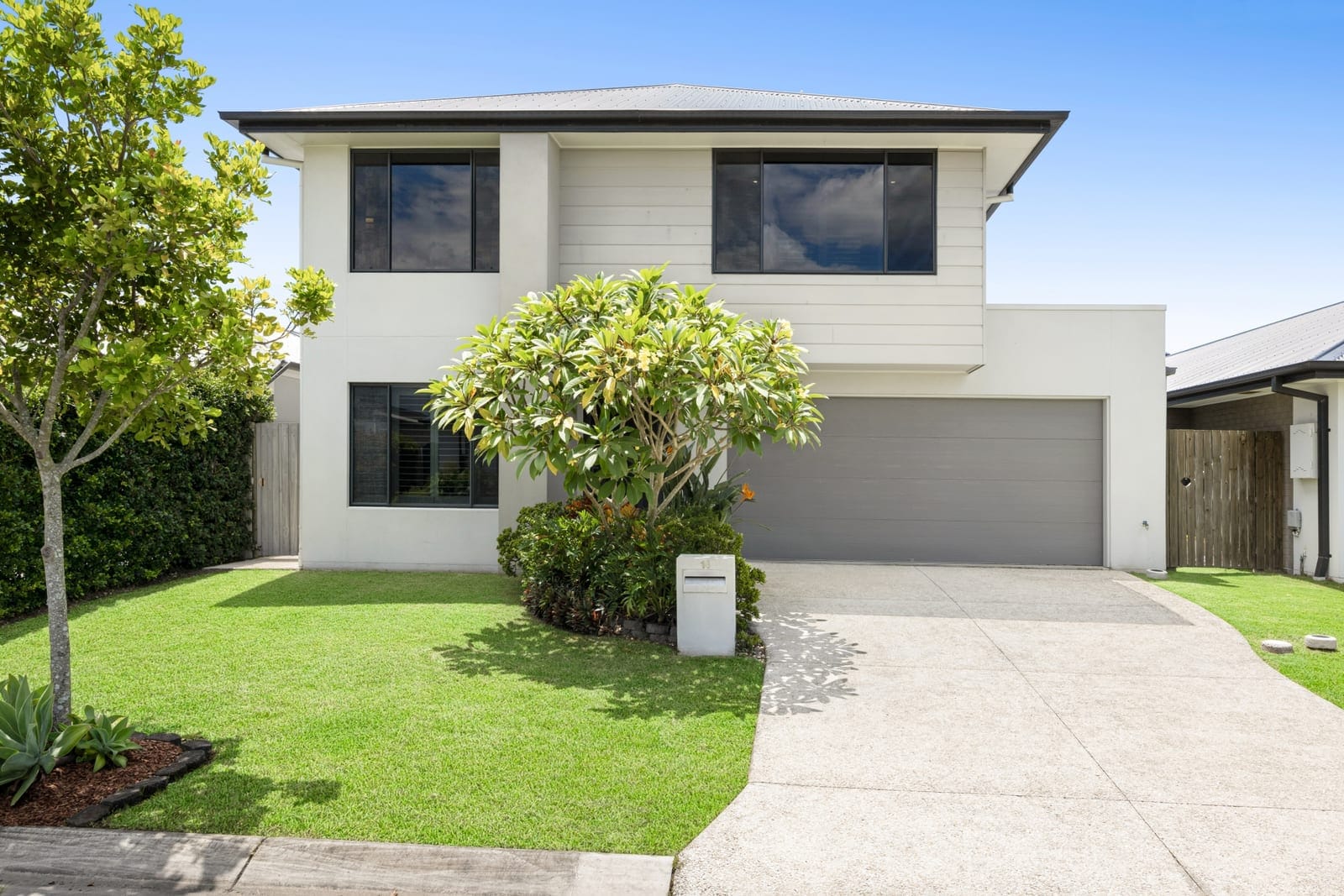 Grand Spacious Family Entertainer + Large Swimming Pool!