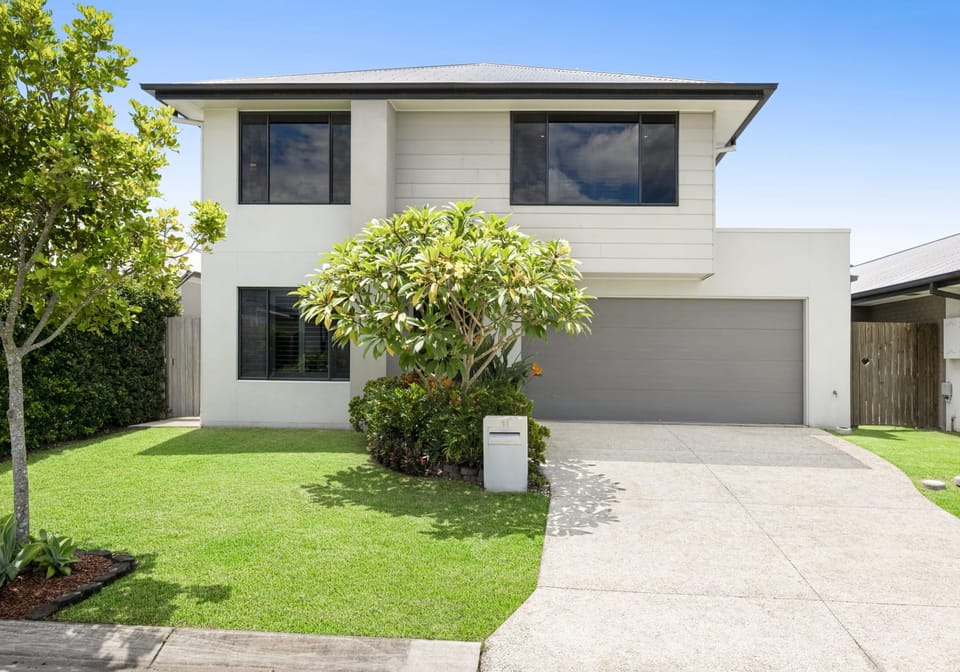 Grand Spacious Family Entertainer + Large Swimming Pool!