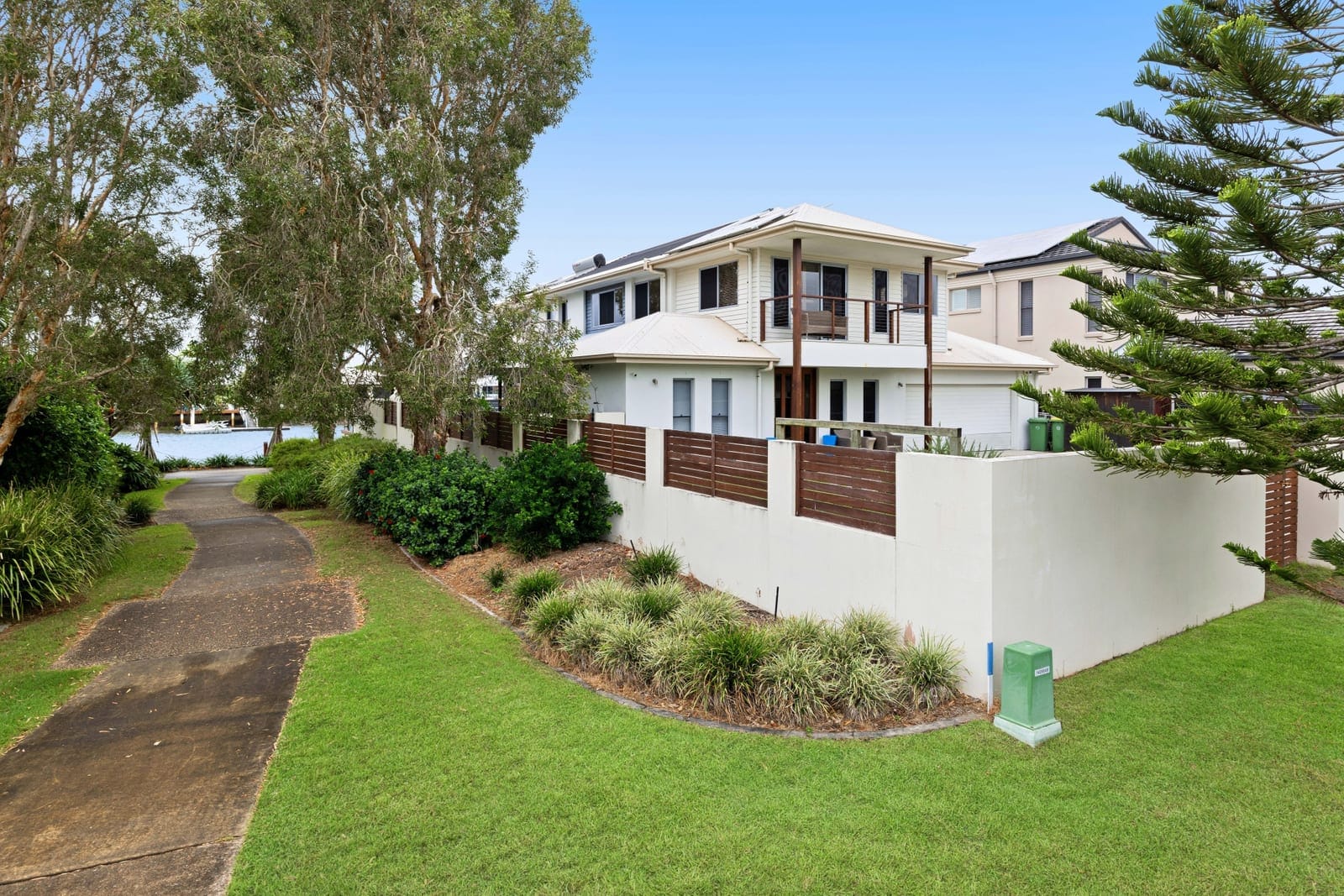 18m River Frontage: North East Waterfront Entertainer!