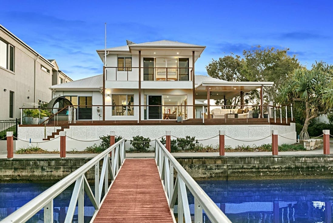 18m River Frontage: North East Waterfront Entertainer!