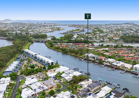 18m River Frontage: North East Waterfront Entertainer!