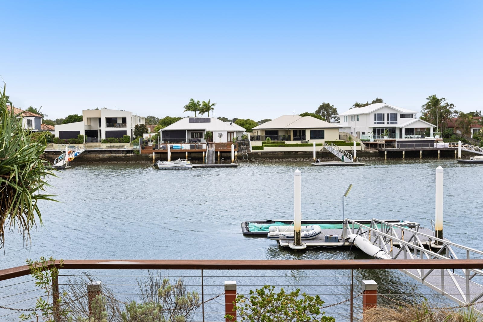 18m River Frontage: North East Waterfront Entertainer!