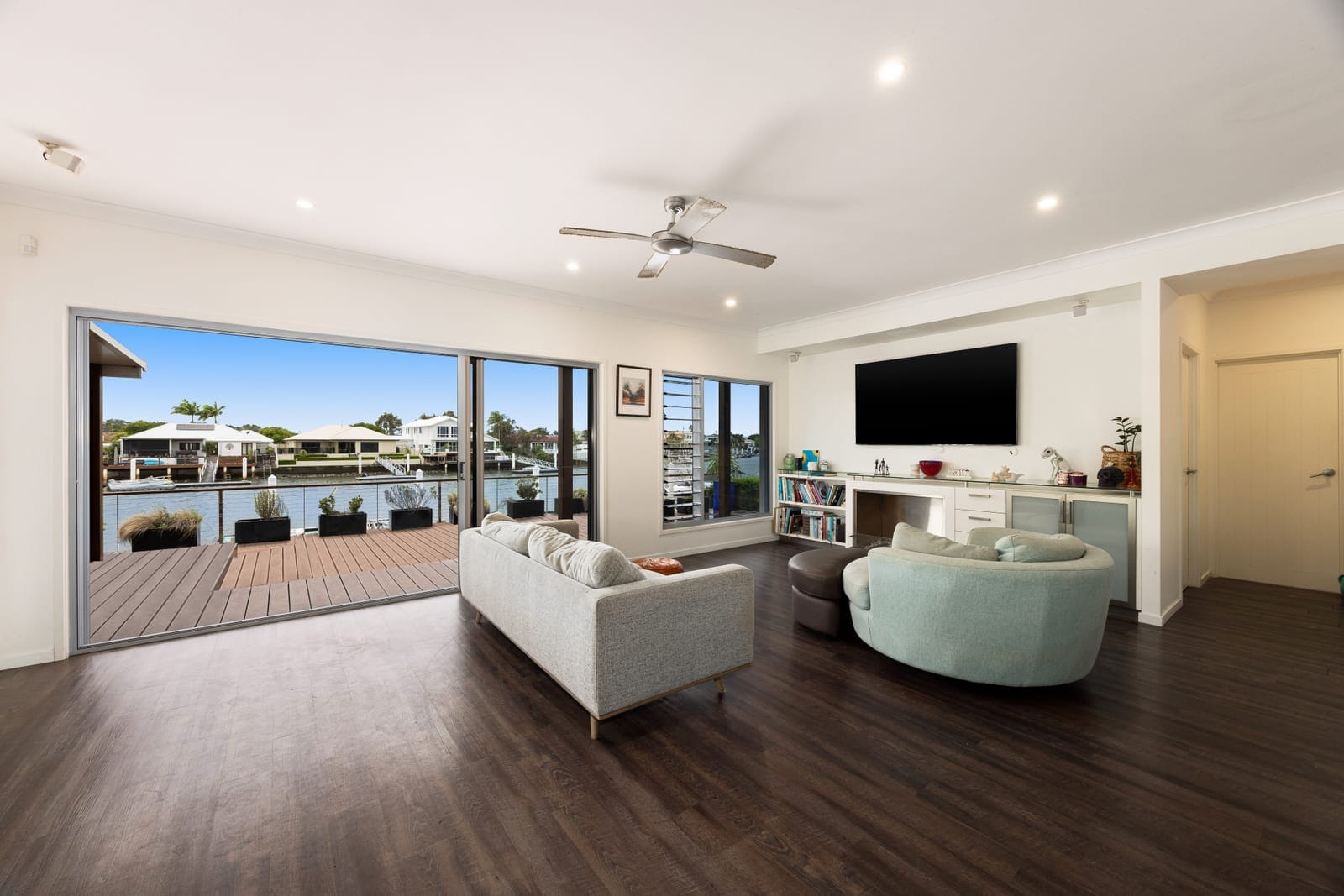 18m River Frontage: North East Waterfront Entertainer!