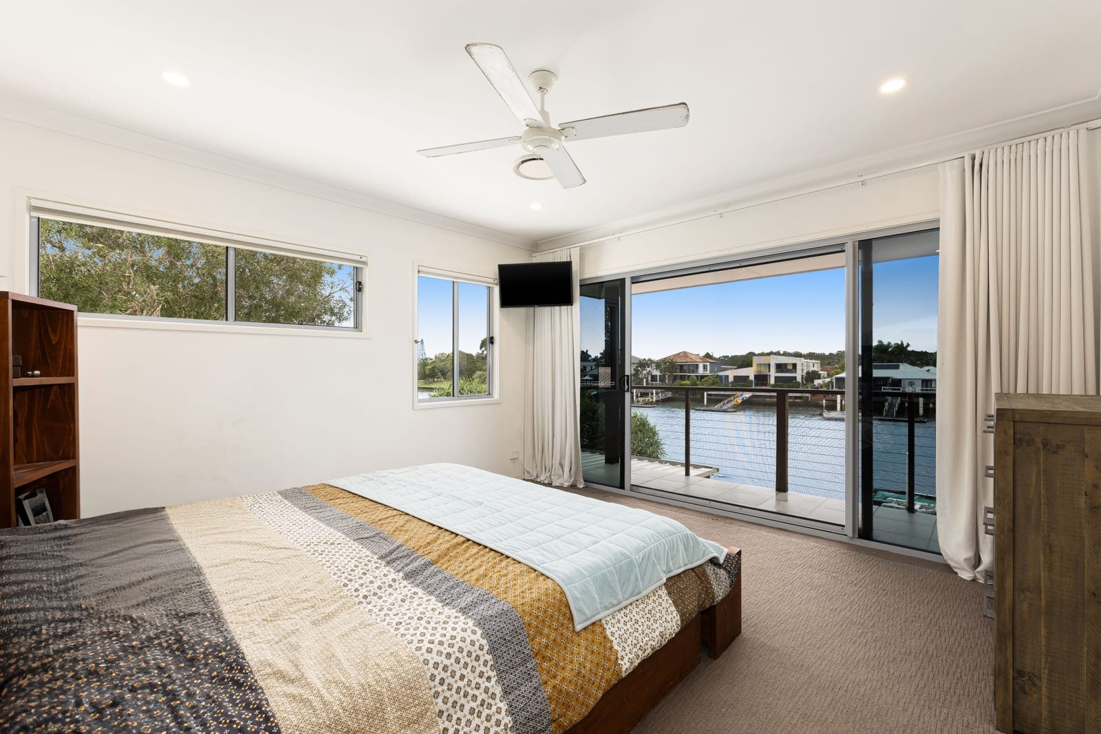 18m River Frontage: North East Waterfront Entertainer!