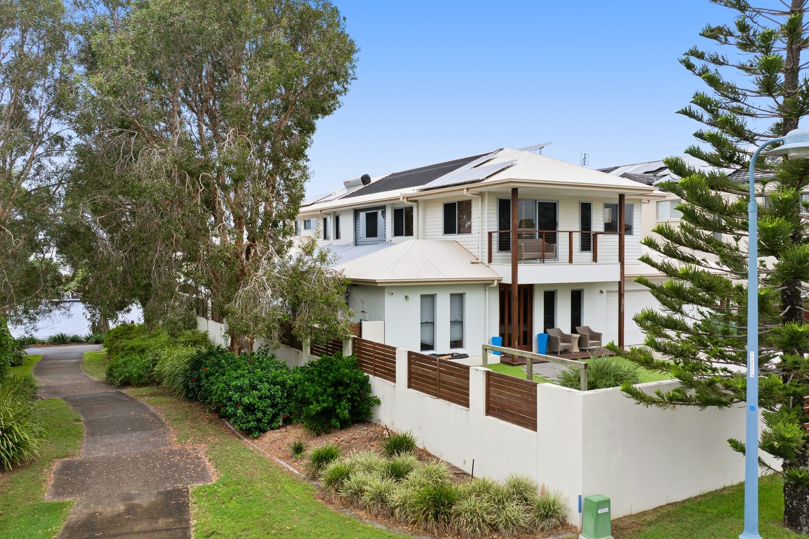 18m River Frontage: North East Waterfront Entertainer!
