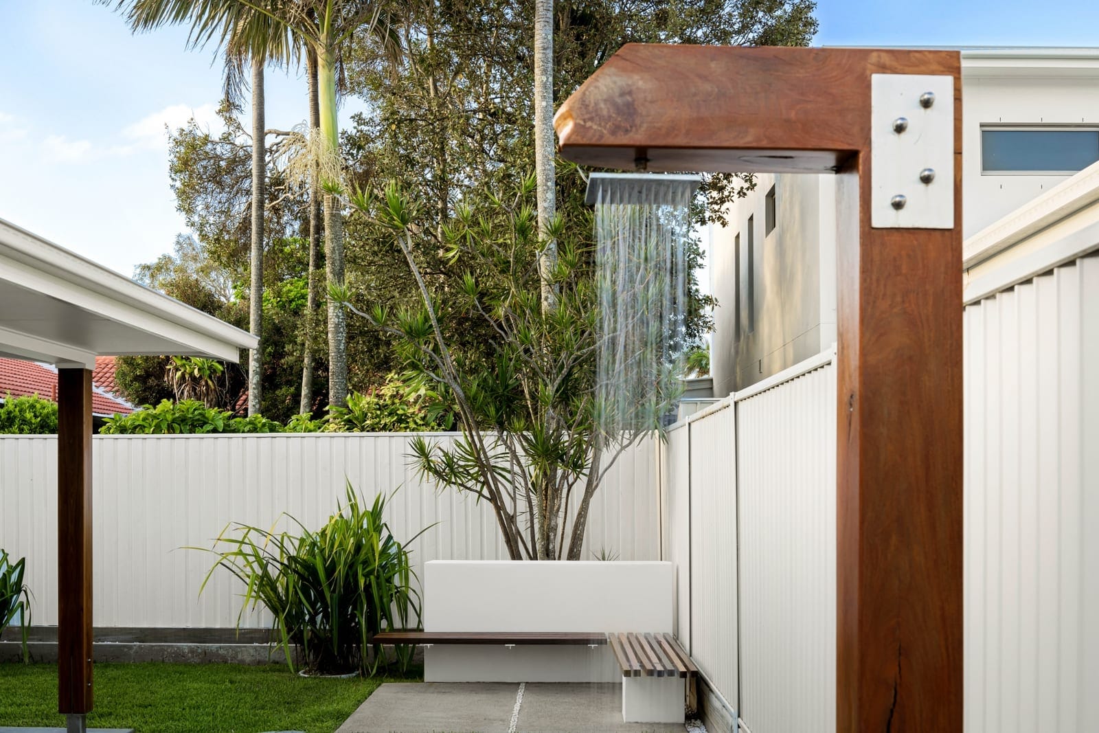 Contemporary retreat in desirable beachside locale!