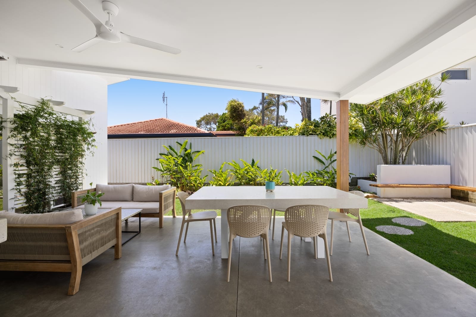 Contemporary retreat in desirable beachside locale!