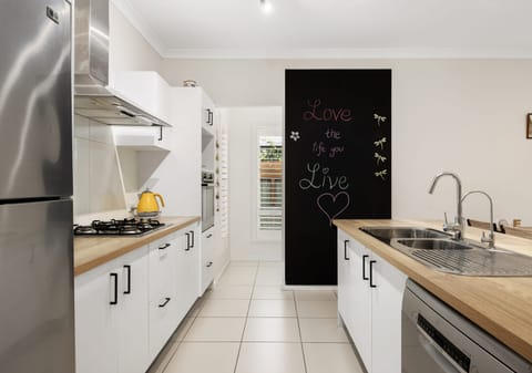 Expansive Outdoor Living, Poolside Entertaining – Blissful Family Living in Paradise!
