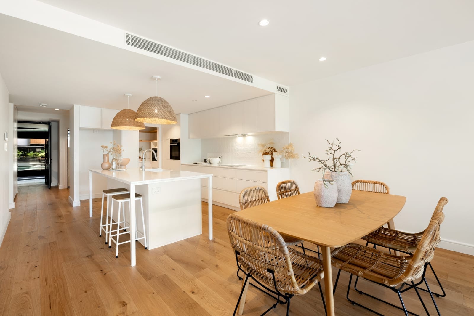 Absolute Beachfront, Stunning New Luxury Apartment