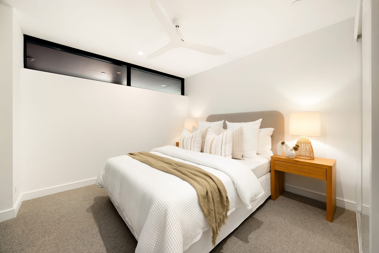 Absolute Beachfront, Stunning New Luxury Apartment