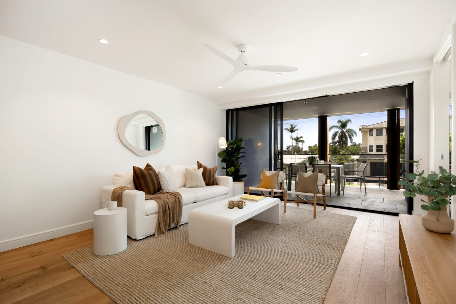 Absolute Beachfront, Stunning New Luxury Apartment