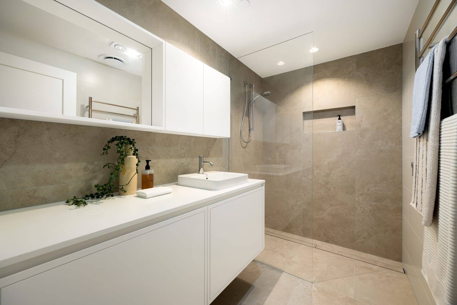 Absolute Beachfront, Stunning New Luxury Apartment