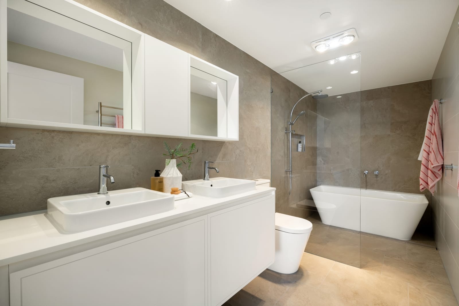 Absolute Beachfront, Stunning New Luxury Apartment