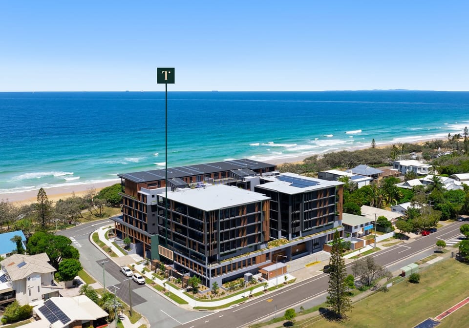 Absolute Beachfront, Stunning New Luxury Apartment
