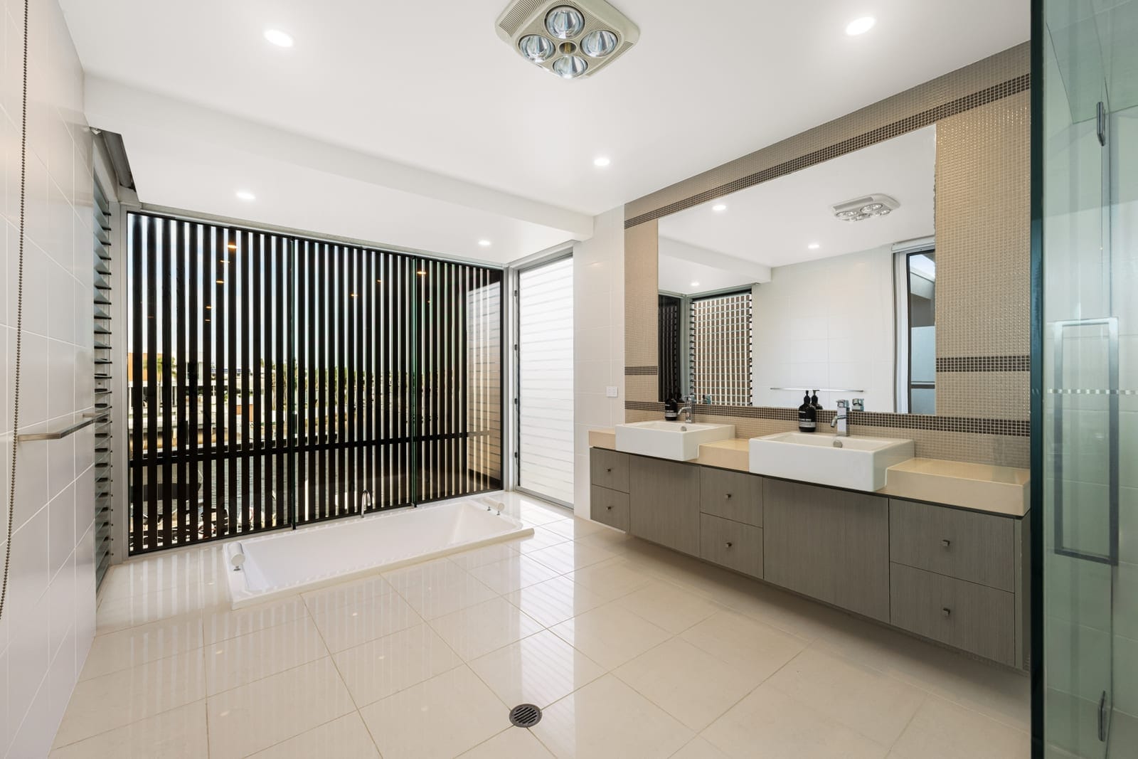 Minyama Magnificence: Light, Height, Luxury
