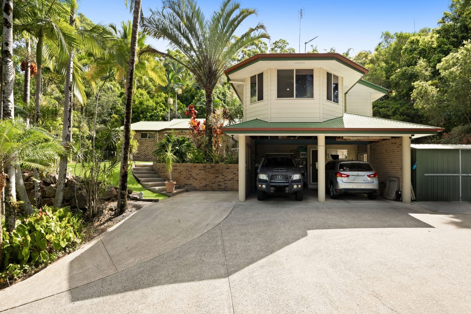 Private Tropical Retreat with Dual Living on 2,344m²