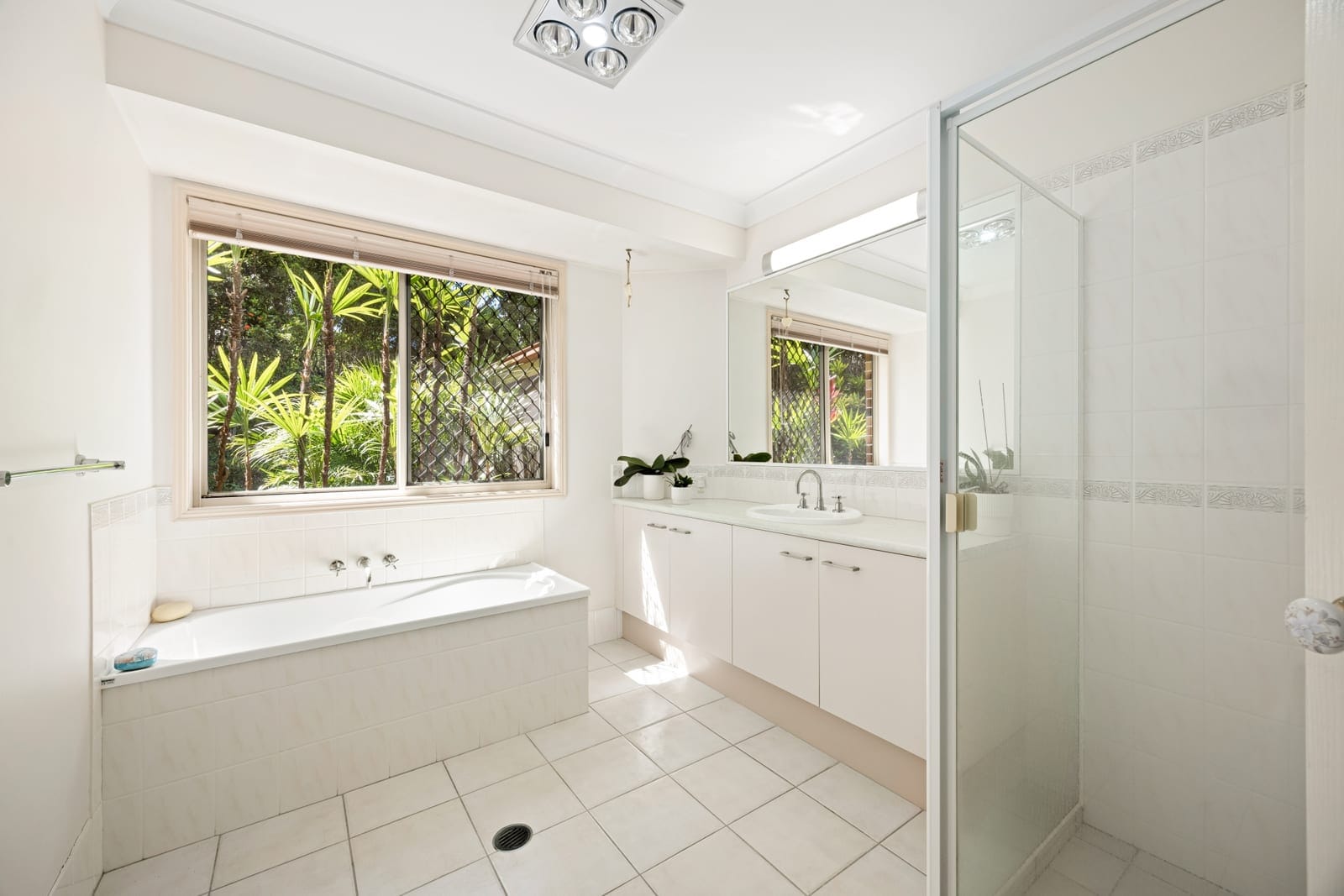 Private Tropical Retreat with Dual Living on 2,344m²