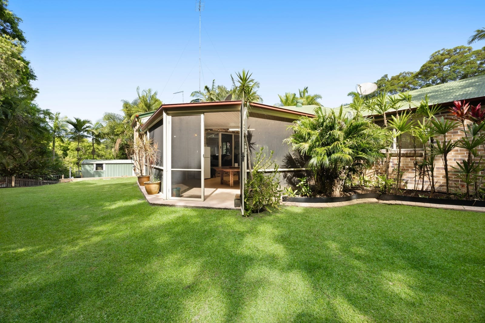 Private Tropical Retreat with Dual Living on 2,344m²