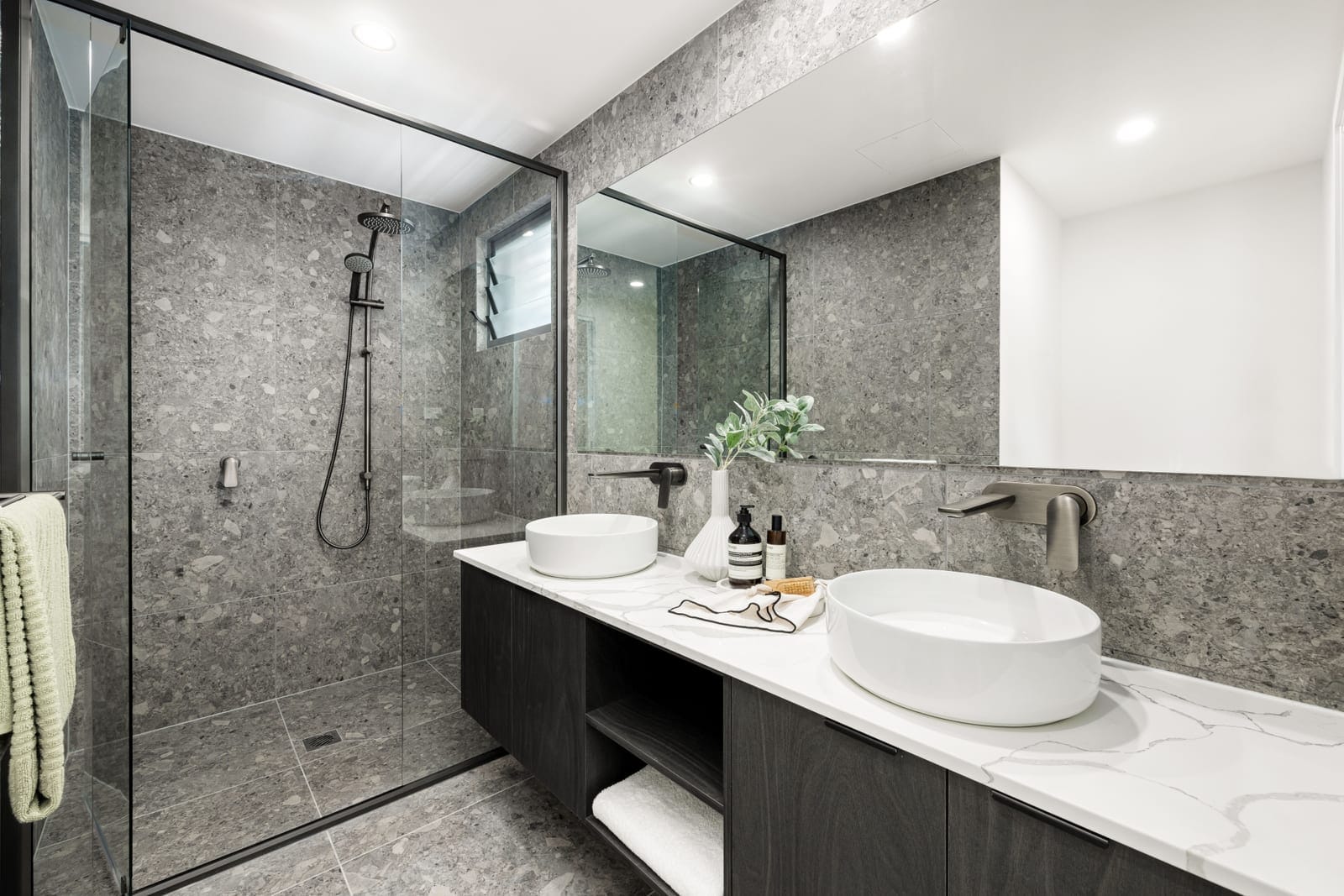 Contemporary & Chic Amongst Rainforest