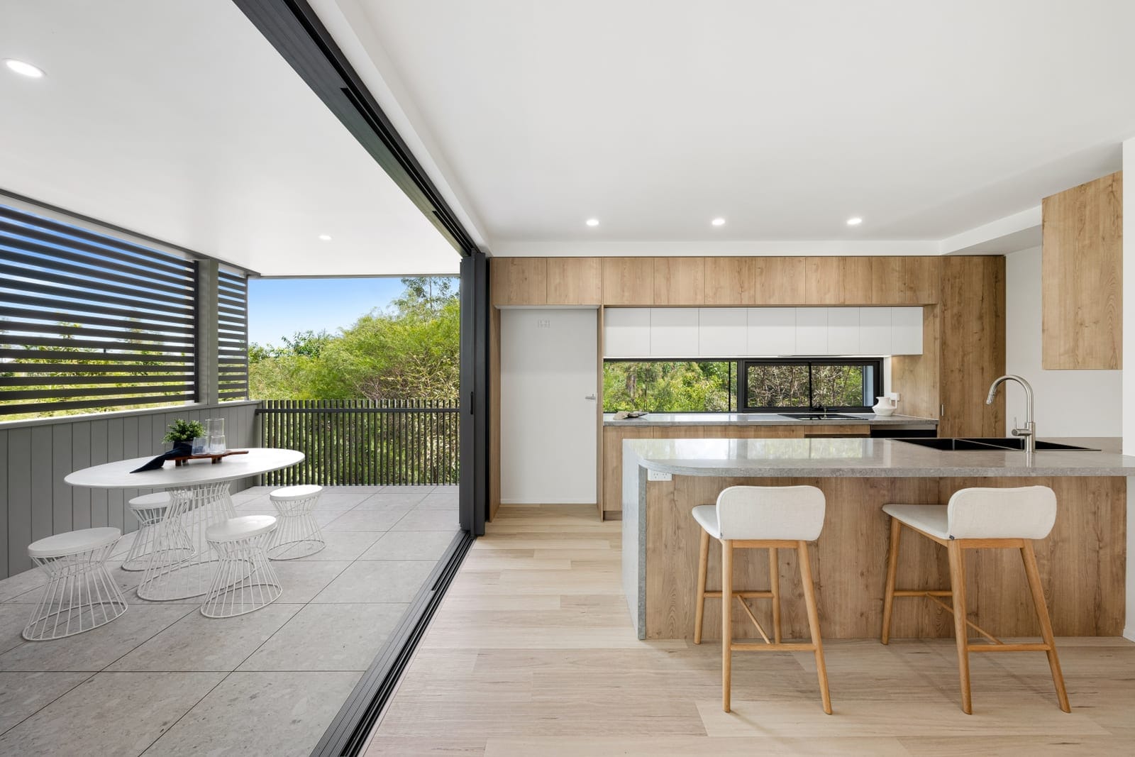 Contemporary & Chic Amongst Rainforest