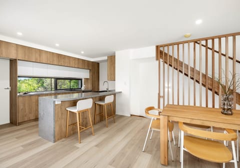 Contemporary & Chic Amongst Rainforest