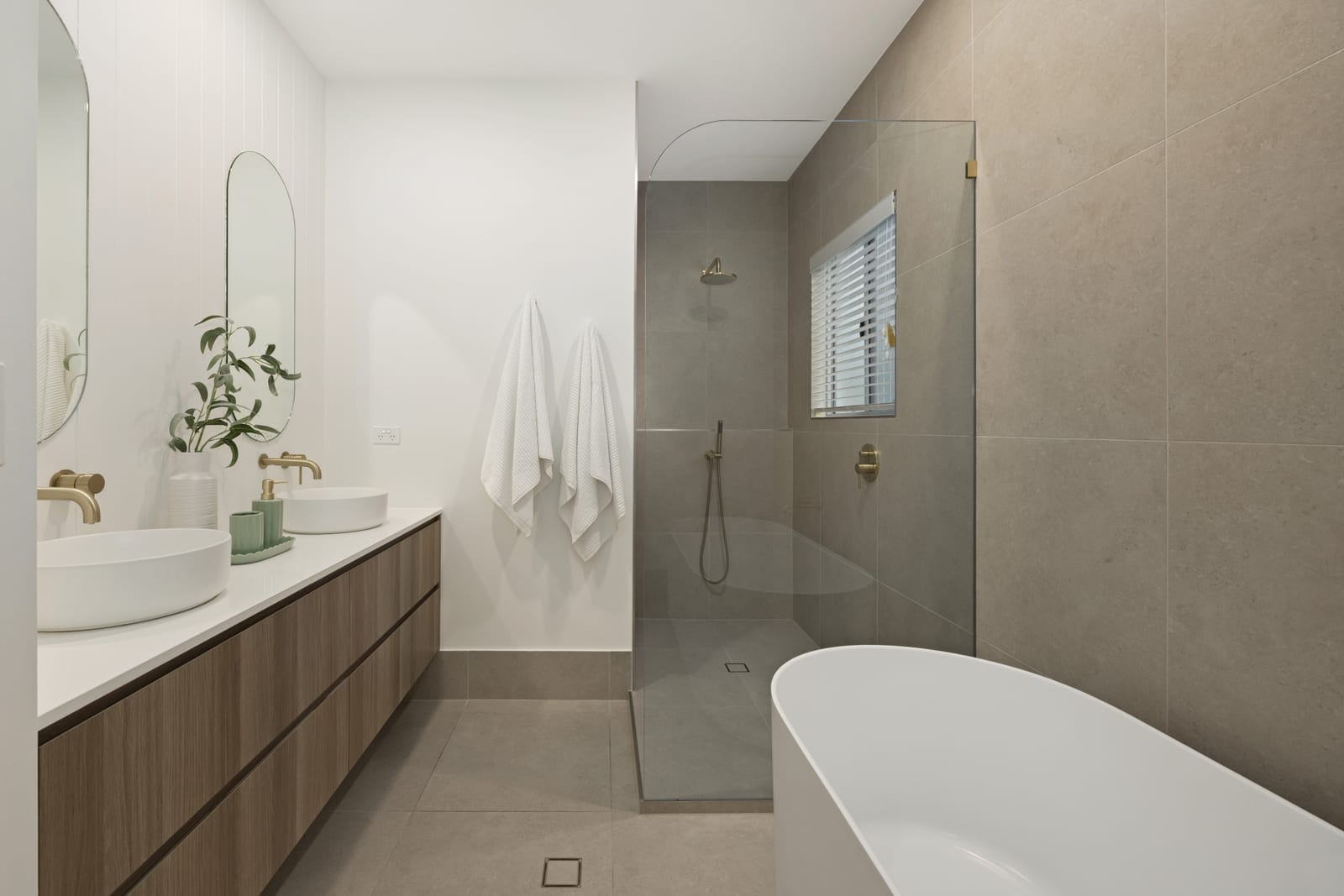 Luxe Sunshine Stunner: Dual Street Access, Dual Living
