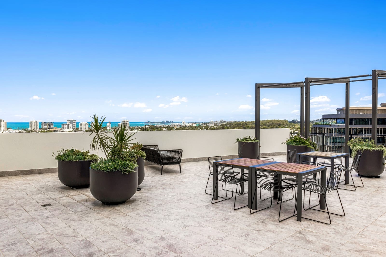 CBD Chic: Dining, Entertainment, Parkland!