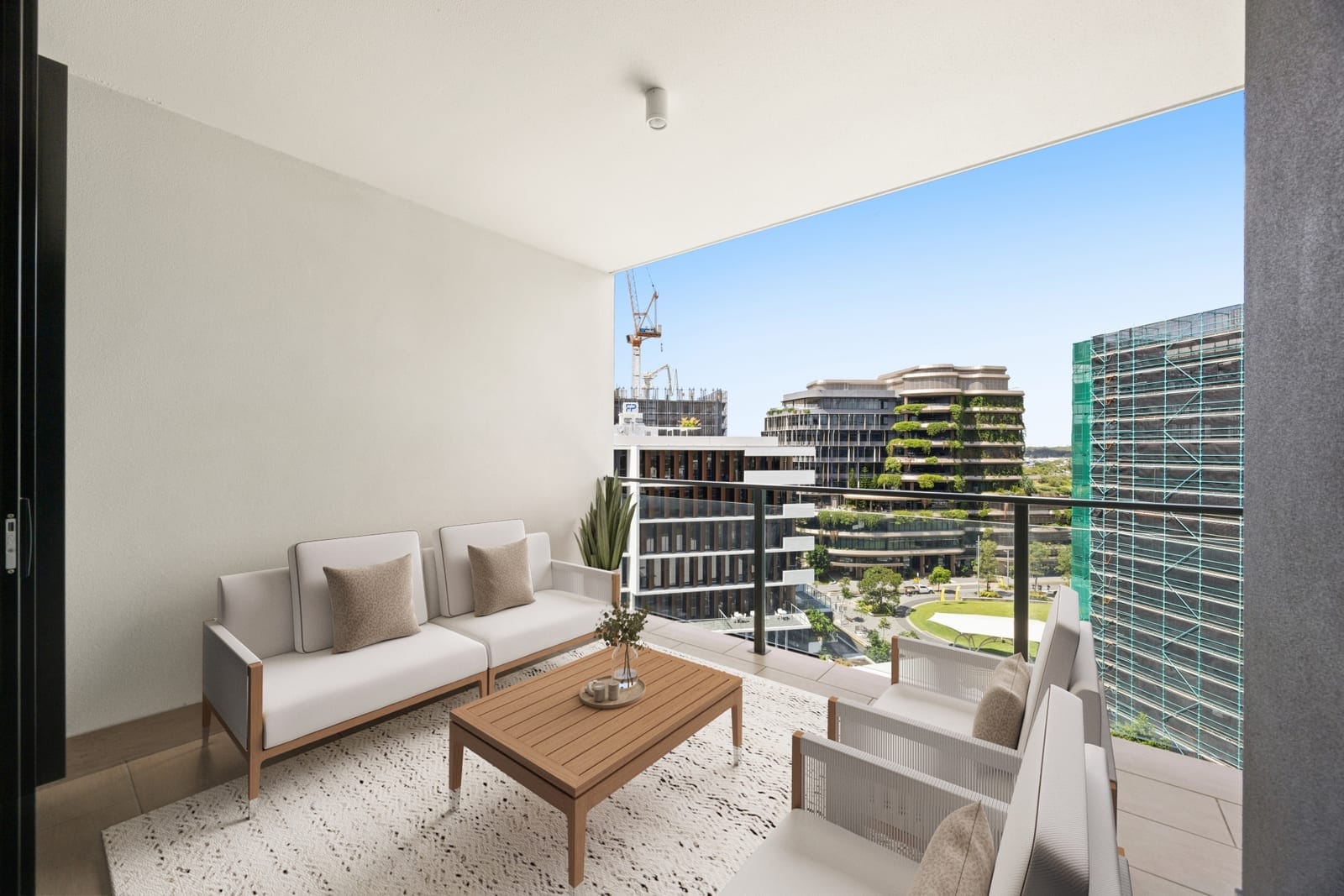 CBD Chic: Dining, Entertainment, Parkland!