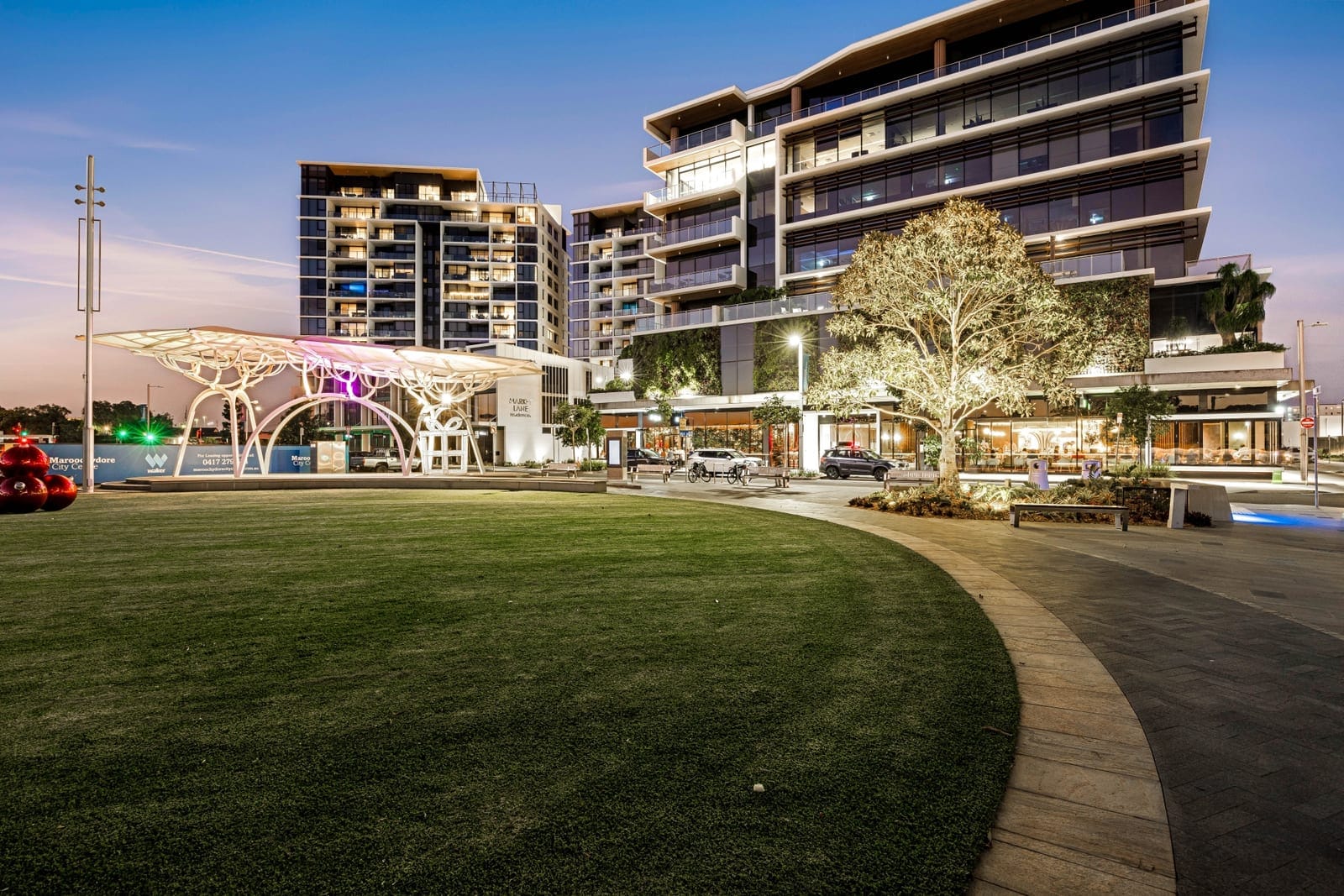 CBD Chic: Dining, Entertainment, Parkland!