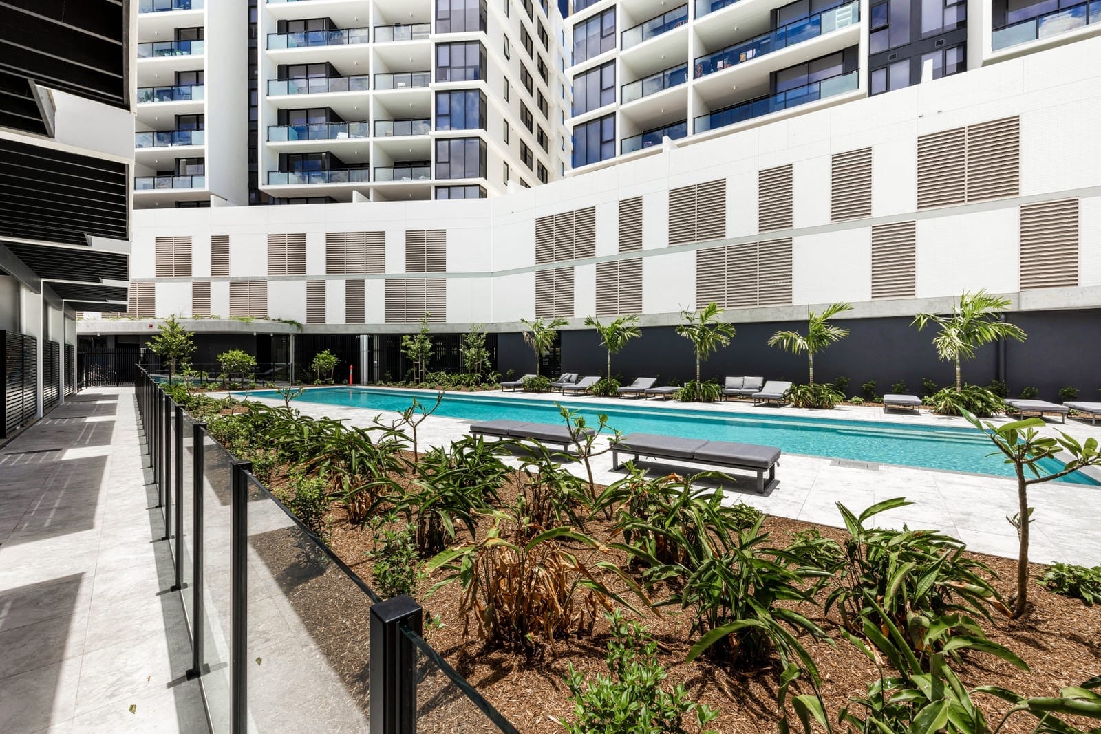CBD Chic: Dining, Entertainment, Parkland!