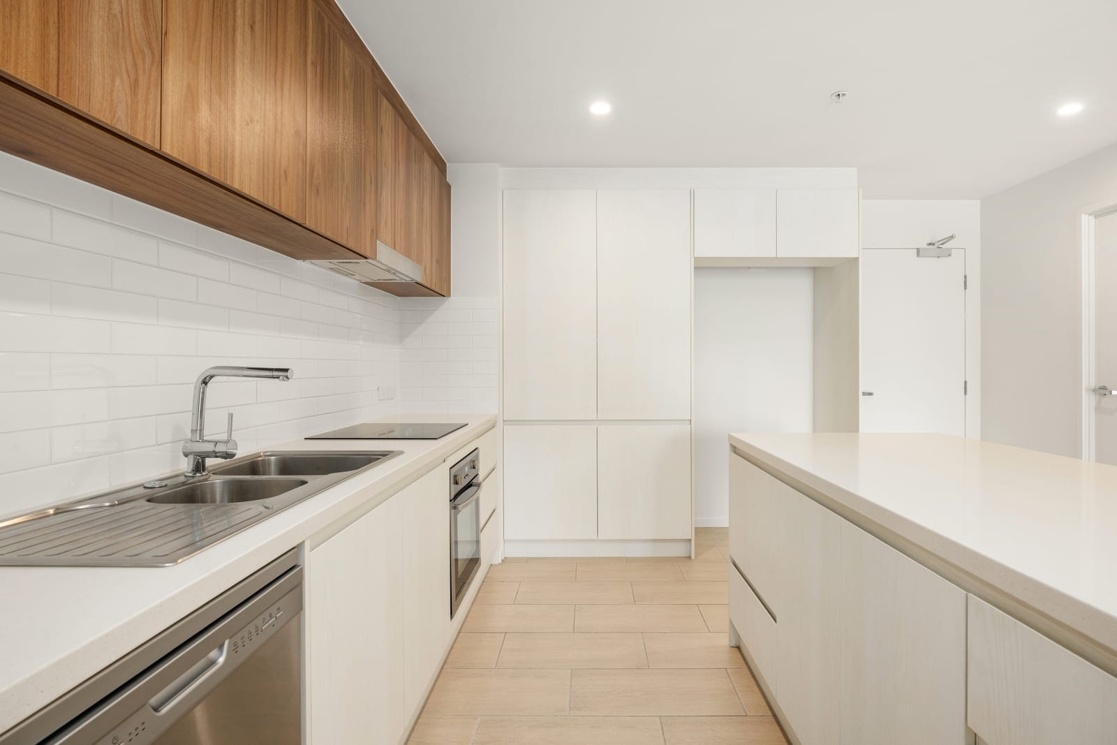 CBD Chic: Dining, Entertainment, Parkland!