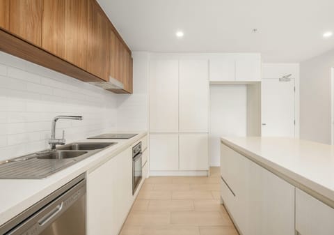 CBD Chic: Dining, Entertainment, Parkland!