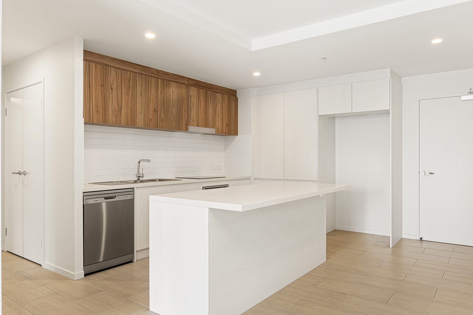 CBD Chic: Dining, Entertainment, Parkland!