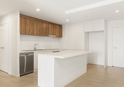 CBD Chic: Dining, Entertainment, Parkland!