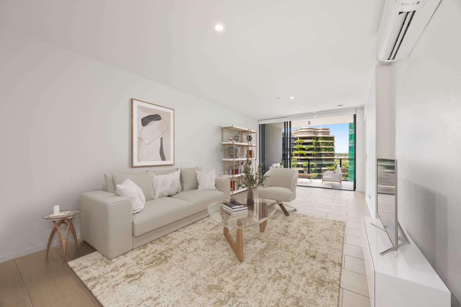CBD Chic: Dining, Entertainment, Parkland!