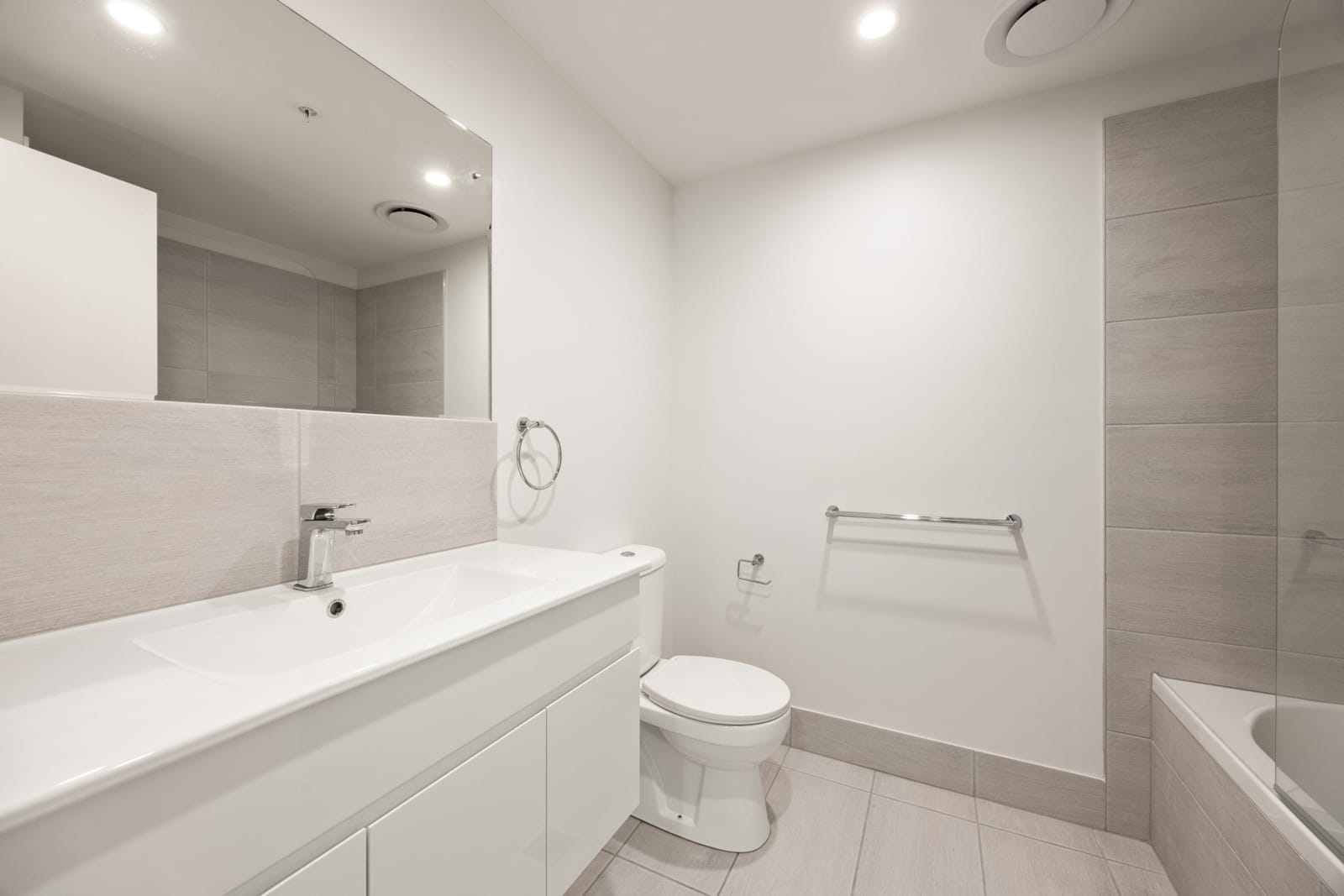 CBD Chic: Dining, Entertainment, Parkland!