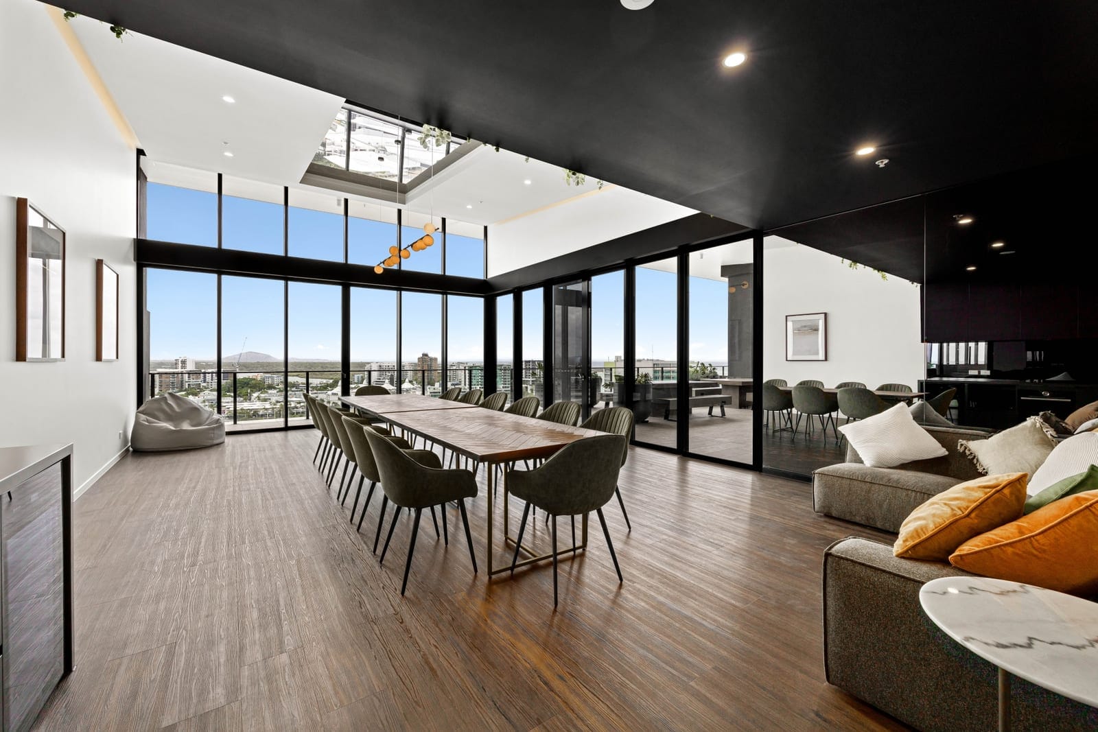CBD Chic: Dining, Entertainment, Parkland!