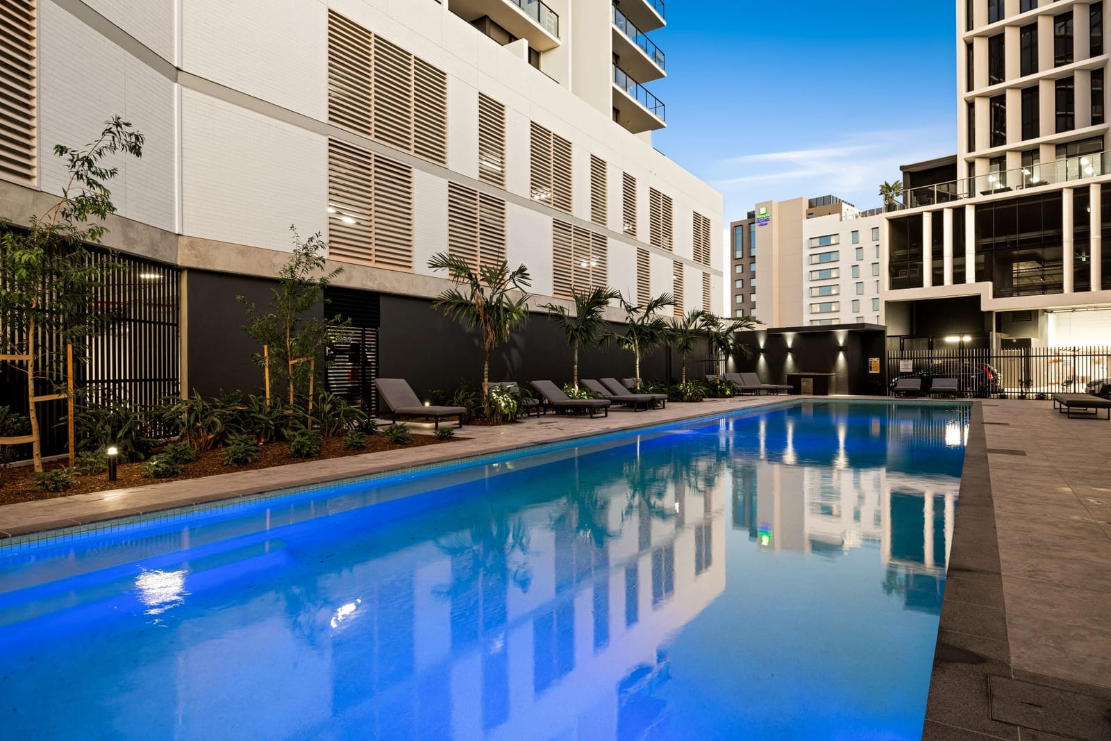 CBD Chic: Dining, Entertainment, Parkland!