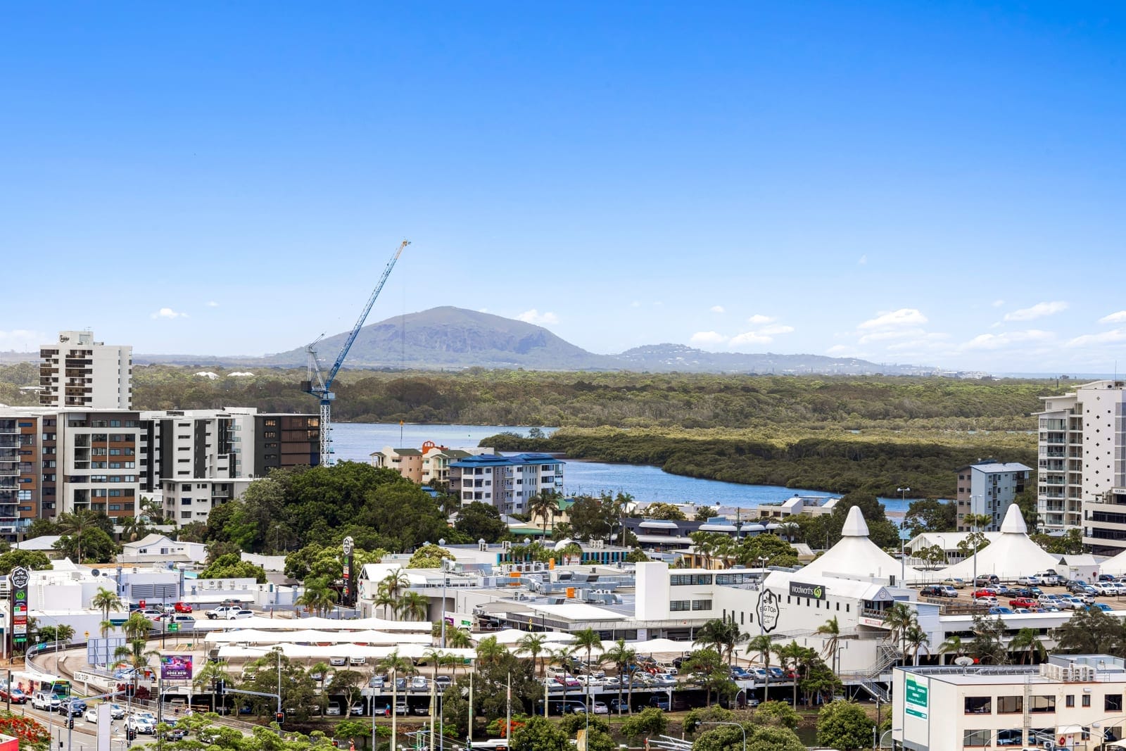 CBD Chic: Dining, Entertainment, Parkland!