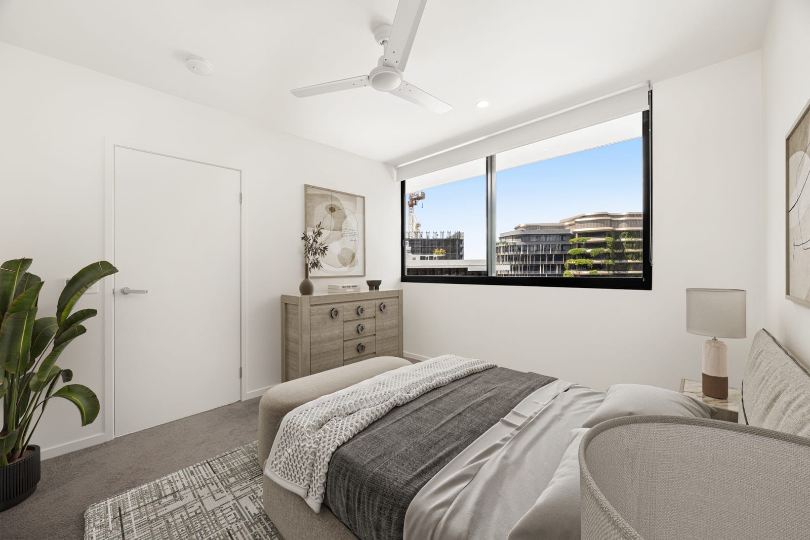 CBD Chic: Dining, Entertainment, Parkland!