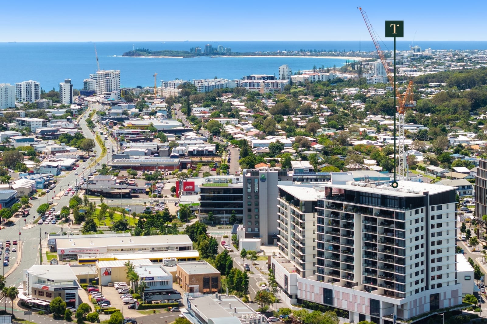 CBD Chic: Dining, Entertainment, Parkland!