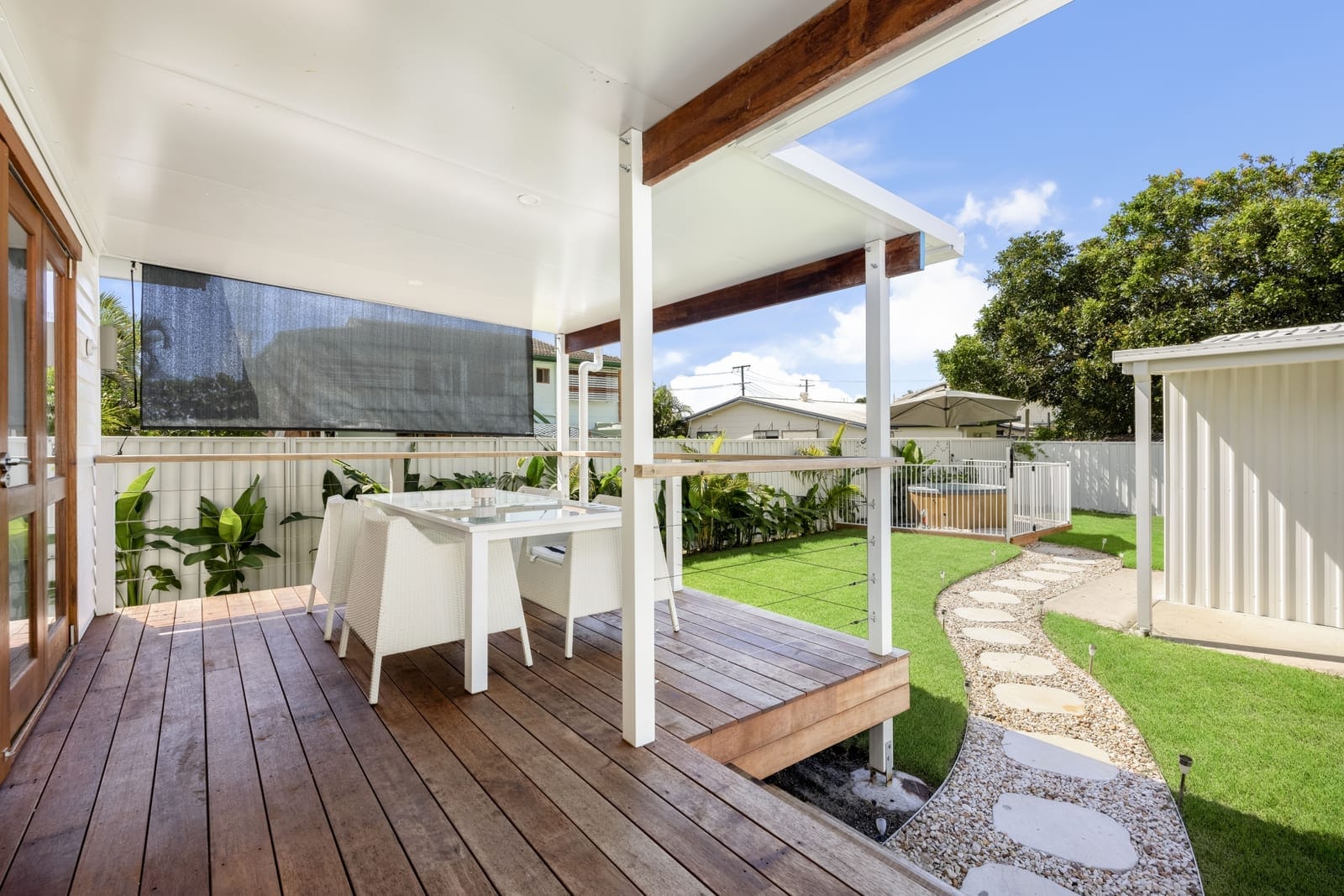 Golden Charmer: Location, Lifestyle with Side Access
