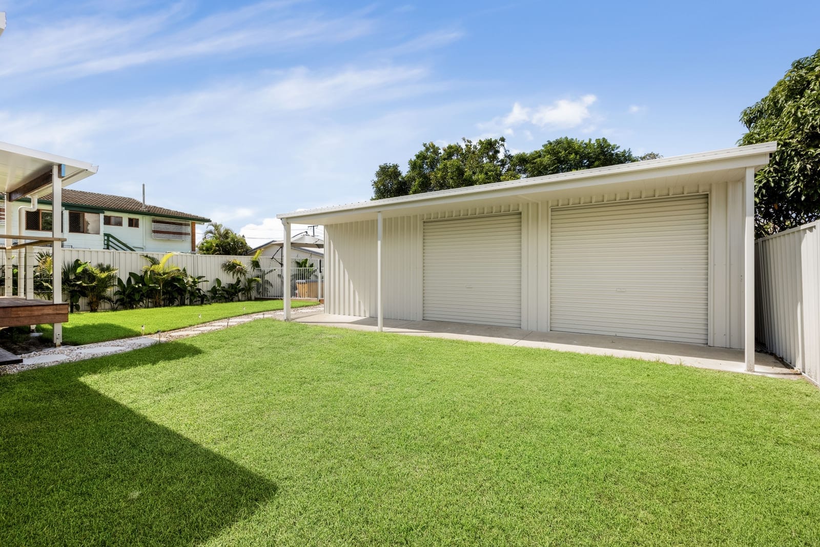Golden Charmer: Location, Lifestyle with Side Access