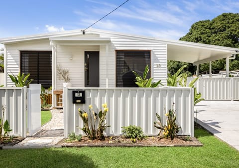 Golden Charmer: Location, Lifestyle with Side Access