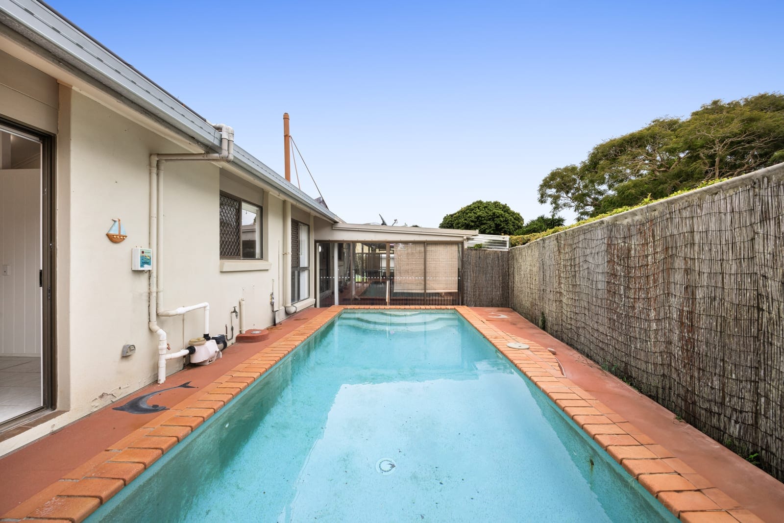 800m2 PRIME Location: Rebuild or Renovate!